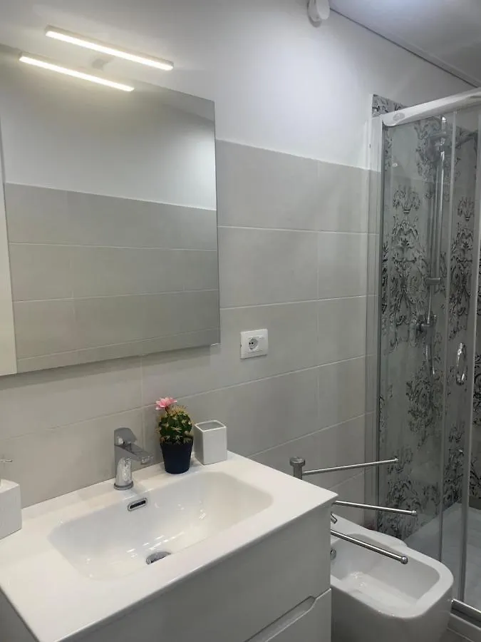 Mega House 2 Daire Katanya 0*,  İtalya
